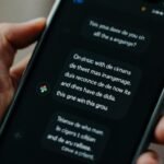 A IA reconhece, interpreta e traduz o que dizemos, mesmo quando usamos expressões locais ou gírias. Esses sistemas aprendem a cada conversa, deixando as traduções mais humanas e cheias de significado, não só trocando palavras, mas transmitindo emoção e contexto.
