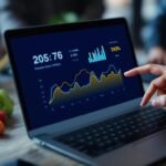 Ferramentas automatizadas de IA analisam preferências e tendências de mercado, entregando opções personalizadas e atualizadas para diversos segmentos.