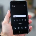 A busca por voz conquistou espaço na rotina de quem usa smartphones, alto-falantes inteligentes e assistentes virtuais. Do outro lado, os buscadores tradicionais seguem como referência para quem prefere digitar perguntas e pesquisas no dia a dia digital. Entender como cada tecnologia funciona na prática torna possível aproveitar melhor o que ambas oferecem.
